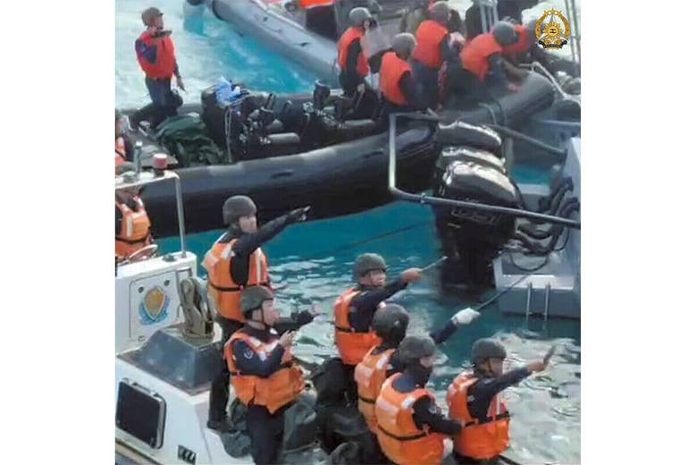 中国海警局はナイフやおのを手にフィリピン軍のボートに乗り込んだ　ARMED FORCES OF THE PHILIPPINESｰAP/AFLO