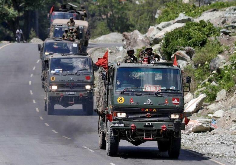 中国とインドの国境付近における両軍の衝突を巡り、中国軍が衝突までの数日間に機械類を持ち込んだり、ヒマラヤ山脈の山腹に道を切り開いたりしていたほか、川をせき止めた可能性もあることが、衛星写真によって示唆されている。写真はインド軍の車列。インド・カシミールのギャンダーボールで撮影（２０２０年　ロイター／Danish Ismail）