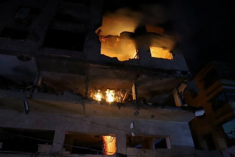 イスラエル軍の砲撃後、火災が発生したアパート。パレスチナ自治区ガザで１５日撮影。REUTERS/Dawoud Abu Alkas