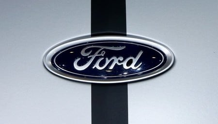　９月２７日、米自動車大手フォード・モーターは、米配車サービス大手リフトと提携し、２０２１年までに同社のネットワークを利用して多数の自動運転車を展開する方針を示した。写真は同社のロゴ。ジュネーブで３月に撮影（２０１７年　ロイター／Arnd Wiegmann）