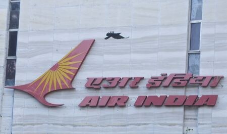 　１０月１０日、インド航空大手エア・インディアは、欧州航空機大手エアバスに８５機を新規発注し、米ボーイングへの追加発注も視野に入れている。写真は同社のロゴ。インドのムンバイで２０２１年１０月撮影（２０２４　ロイター／Francis Mascarenhas）