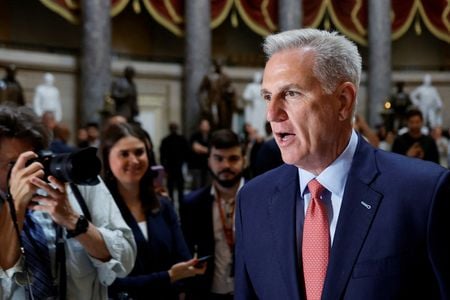 米共和党のマッカーシー下院議長は２５日、深夜に及んだ債務上限を巡る政権側の協議では一定の進展があったとし、２４時間体制で解消されていない問題に取り組むよう共和党の交渉チームに指示したと明らかにした。写真は５月２４日、議事堂で記者団に語るマッカーシー下院議長（２０２３年　ロイター／Jonathan Ernst）