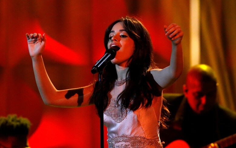 「ビルボード ウィメン イン ミュージック 2017」で歌うカミラ・カベロ（11月30日、米ロサンゼルス）　Mario Anzuoni-REUTERS