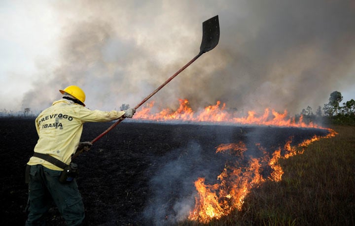 熱帯雨林が燃えると、凄まじい量の黒色炭素が吐き出される  Bruno Kelly-REUTERS