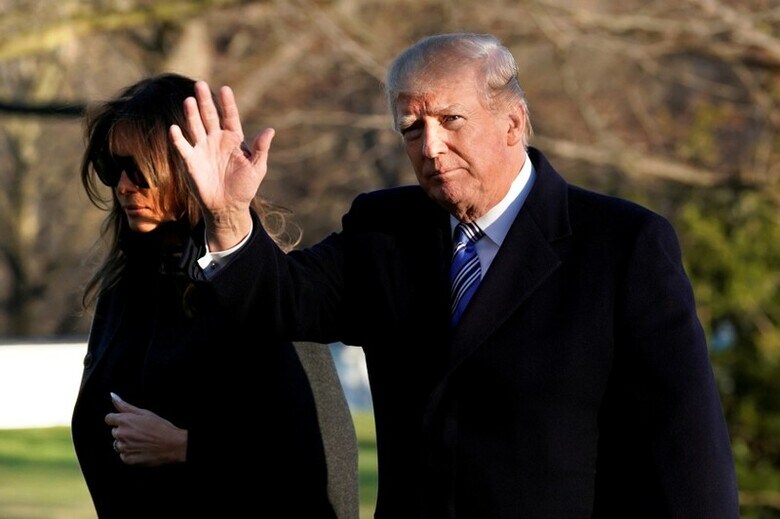 ３月３日、トランプ米大統領（写真右）は、中国共産党が国家主席の任期撤廃案を明らかにしたことに関し、無期限で任期を務められることになるとして習近平国家主席を称賛した。写真はフロリダからホワイトハウスに戻った同大統領夫妻。ワシントンで３日撮影（２０１８年　ロイター／Yuri Gripas）