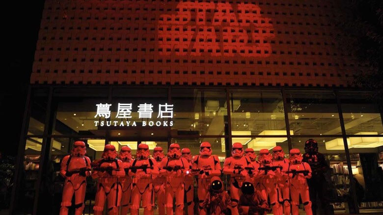 真っ赤に染まった代官山蔦谷書店。世界同時販売の「お祭り」が繰り広げられた（写真：ウォルト・ディズニー・ジャパン）&copy;2017＆TM Lucasfilm Ltd. All Rights Reserved.