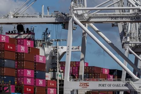 カナダのルブラン財務相は１２日、トランプ米大統領が発動した鉄鋼・アルミニウム関税への対抗措置として、米国からの輸入品に対し２９８億カナダドル相当の報復関税を課すと発表した。写真は６日、米カリフォルニア州オークランド港に積まれたコンテナ（２０２５年　ロイター/Carlos Barria）