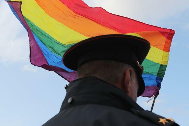 ロシアが各都市で性的少数者によるパレード「プライド・マーチ」を禁止し始めると、「ロシアLGBTネットワーク」のミヒャイル・ツマソフさんはインターネットで情報発信を続けようと考えた。写真は2019年8月、ロシア・サンクトペテルブルクで行われたLGBTQの集会を警備する露当局者（2021年　ロイター/Anton Vaganov）