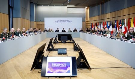 　３月１１日、フランスのパリで、ウクライナ停戦後の支援を巡る西側諸国の軍幹部会合が米国抜きで開催された。写真は、ウクライナ紛争に関する欧州連合（ＥＵ）・北大西洋条約機構（ＮＡＴＯ）軍の会合の様子。３月１１日、パリで代表撮影（２０２５年　ロイター）