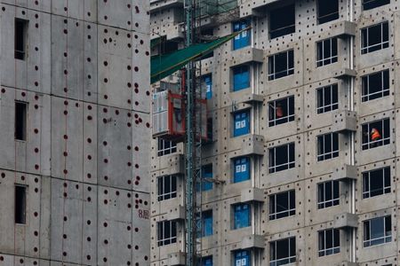 １月２５日、 中国国家金融監督管理総局は記者会見で、一定の基準を満たした不動産プロジェクトの妥当な資金需要を積極的に満たすよう国内金融機関に求めた。写真は２０２３年９月、北京の集合住宅建設現場で撮影（２０２４年　ロイター/Tingshu Wang）