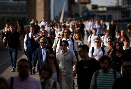 英求人雇用連盟（ＲＥＣ）が２７日発表した調査によると、国内企業の採用・投資決定に対する信頼感が新型コロナウイルスのパンデミック（世界的大流行）最悪期以来の低水準に落ち込んでいる。写真は６月１７日、ロンドンで撮影（２０２２年　ロイター/Henry Nicholls）