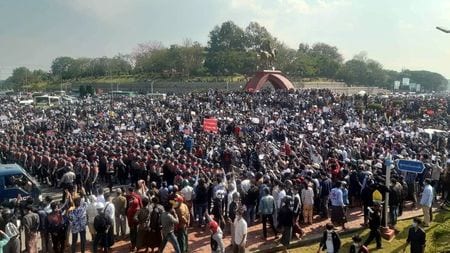 　２月８日、軍事クーデターに対する大規模な抗議活動が続くミャンマーの首都ネピドーで８日、警察がデモ隊に放水砲を使用したことが現地の様子を撮影した動画で明らかになった。写真はデモ隊と警察。ネピドーで撮影（２０２１年　ロイター／Stringer）