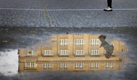 　ドイツ連邦雇用庁が発表した１０月の失業者数（季節調整後）は前月比３万５０００人減の２８６万３０００人となり、減少幅はロイターがまとめたエコノミスト予想の５０００人を大きく上回った。写真はフランクフルト。２８日撮影（２０２０年　ロイター／Kai Pfaffenbach）