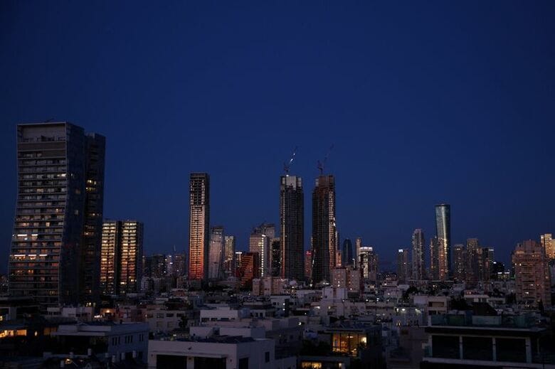 写真はテルアビブの夜景。4月22日、テルアビブで撮影。 REUTERS/Florion Goga