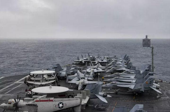 南シナ海で「航行の自由」作戦にあたる米空母セオドア・ルーズベルト　U.S. NAVY/REUTERS