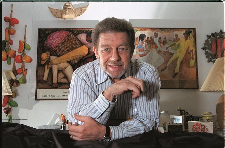 ブルックリン出身のハミルがニューヨークの街と人を描いた作品は日本でも愛された（1999年12月、マンハッタンの自宅アパートで）　JOHN BLANDINGーTHE BOSTON GLOBE／GETTY IMAGES