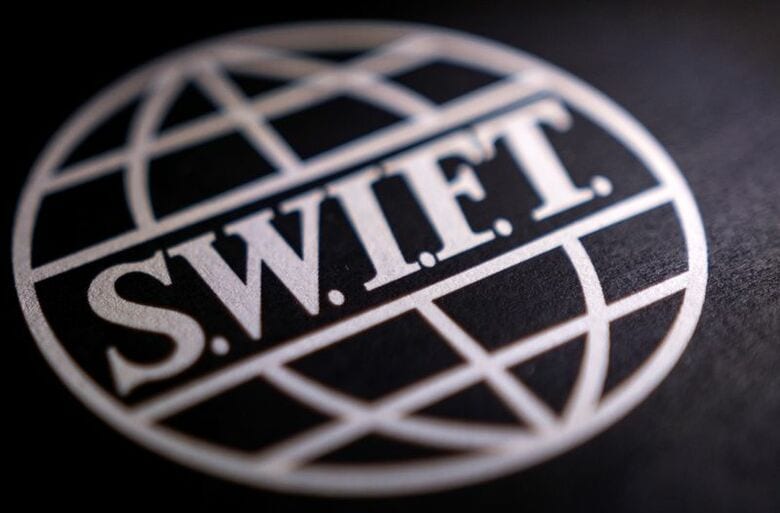 SWIFTのロゴ。２022年2月撮影。REUTERS/Dado Ruvic