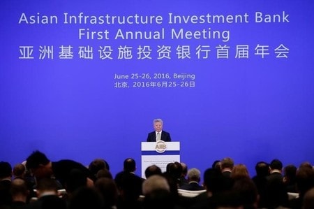 　６月２５日、中国が主導して１月に開業したアジアインフラ投資銀行（ＡＩＩＢ）は２５日、北京で初の年次総会を開き、他の国際開発銀行と協調し、加盟国を拡大していく方針を示した。（２０１６年　ロイター/Jason Lee）