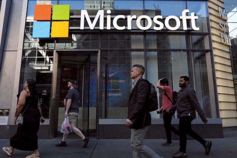 マイクロソフトやアマゾンなどの巨大企業に極端に偏るH-1Bビザの取得を、産業全体に行き渡らせるのも今後の課題　GARY HERSHORN/GETTY IMAGES
