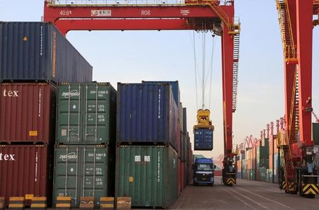 　中国税関総署は今年３月の輸出額を１０５億５０００万ドル下方修正し、前年同月比の伸び率を１４．８％から１１．４％に引き下げた。写真は２０１５年８月、山東省日照で撮影（２０２３年　ロイター）