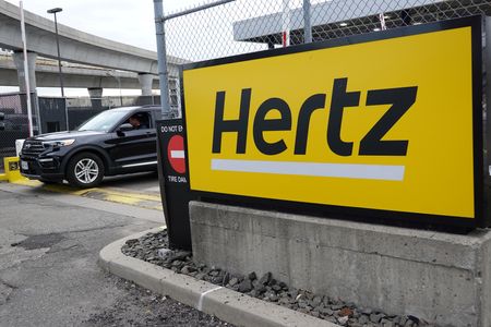 米レンタカー大手ハーツ・グローバル・ホールディングスは１１日、電気自動車（ＥＶ）約２万台を売却し、ガソリン車に回帰すると発表した。ＥＶの衝突や損傷に関する費用が高額になっているためという。 （２０２４年　ロイター／Andrew Kelly）