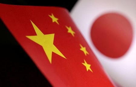 写真は日中の国旗のイメージ。2022年7月撮影。REUTERS/Dado Ruvic