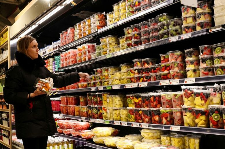 ニューヨーク市内の小売店で2025年2月撮影 REUTERS/Brendan McDermid