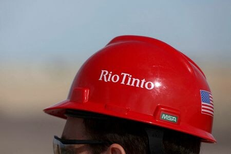 ８月１５日、 カナダのターコイズ・ヒルは豪資源大手リオ・ティントが提案した同社の完全買収案を拒否すると発表した。写真はリオ・ティントのロゴが入ったヘルメットをかぶる施設訪問者。米カリフォルニア州ボロンの同社施設で２０１９年１１月撮影（２０２２年　ロイター/Patrick T. Fallon）