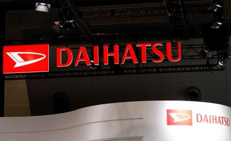 認証取得不正問題を起こしたダイハツ工業の奥平総一郎社長は９日、問題の真因となった短期間での開発を是正するため、標準的な開発日程を従来の１．４倍に伸ばすなどの再発防止策を国土交通省へ提出した。写真はダイハツのロゴ。東京で１７年１０月撮影。（2024年 ロイター/Kim Kyung-Hoon/ File Photo）