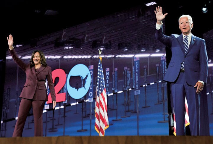多様性を重視し民主党の副大統領候補に指名されたハリス（左）とバイデン　KEVIN LAMARQUE-REUTERS
