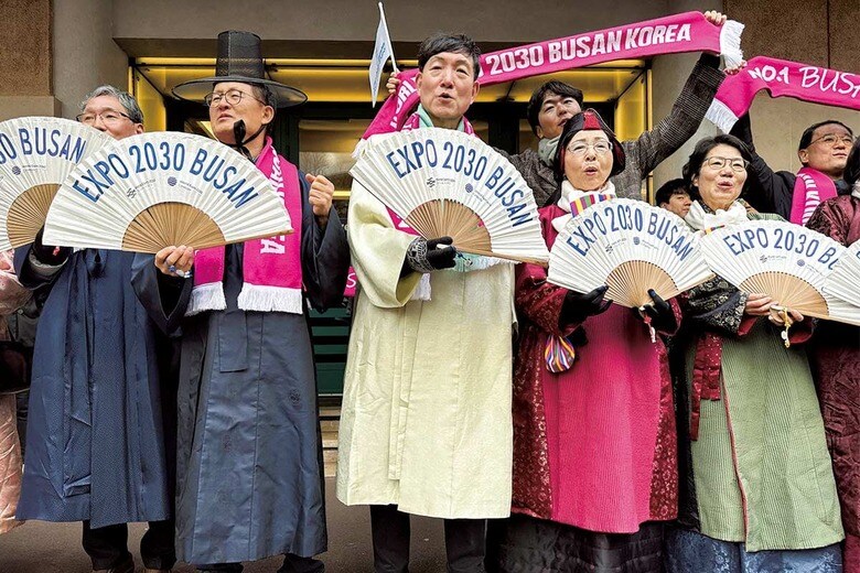 2030年万博開催地を決める会場前で釜山をアピールする韓国関係者（パリ近郊、11月28日）　MANUEL AUSLOOSｰREUTERS