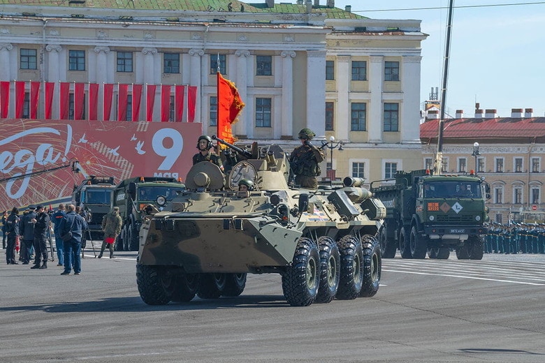 戦勝記念パレードでサンクトペテルブルクの通りを徐行するBTR-82A（2023年5月9日）　Karasev Viktor-Shutterstock