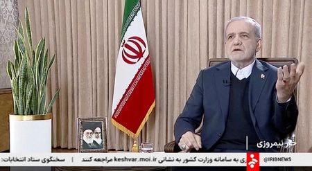 　イランのペゼシュキアン大統領（写真）は、自身の発言が「近隣諸国との分断を図ろうとする敵によって誤解された」と述べた。国営テレビが８日に報じた。写真は国営テレビのインタビューに応じるペゼシュキアン氏。１月１１日に公開された映像から。IRIB提供（２０２６年　ロイター）