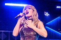 【映像】歌い終えたテイラー・スウィフトが、ステージ脇の恋人の元へ駆け寄りキスするシーン