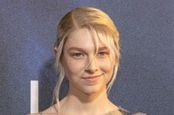 大事な部分を「羽根」で隠しただけ...米若手女優、ほぼ丸見えドレスに「悪趣味」の声