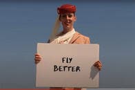 「あの客室乗務員は誰？」地上828メートル、世界の頂点でほほ笑む女性