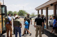 テキサスの小学校で銃乱射、児童ら15人死亡　18歳容疑者も死亡