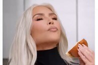 キム・カーダシアンの食品CM、なぜか「食べたふり」だけで済ます不自然さが話題に
