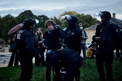 フランスで高校生の抗議デモが拡大、6000人以上を逮捕　トランプ大統領も「イスラム教徒が国を乗っ取ろうとしている」と介入