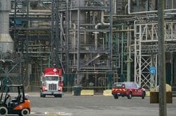 日本製紙傘下企業の化学薬品タンク破裂、1人死亡　米ワシントン州