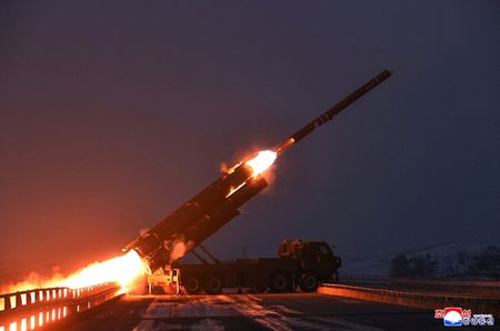 12月28日、空中を飛翔するミサイル。撮影場所は不明。KCNAが12月29日に公開。REUTERS