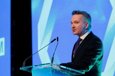 オーストラリア政府は１９日、電気自動車（ＥＶ）普及に向けた自動車燃費基準の導入を目指すと表明した。写真はボーウェン気候変動・エネルギー相、７月、代表撮影（２０２２年　ロイター）