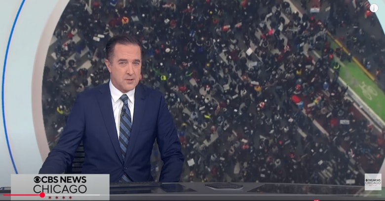 「すごい人です」とキャスターも驚く規模に（写真はシカゴ、4月5日）　　CBS Chicago/YouTube