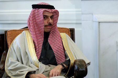 　ＣＮＮが１月２７日報じたところによると、サウジアラビアのファイサル外相（写真）は、イスラエル人のサウジ渡航を認めない立場を示した。イスラエルが一定の条件下でサウジを訪れることを許可すると表明したのを受けたもの。ギリシャのアテネで２４日撮影（２０２０年　ロイター/Costas Baltas）