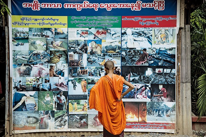 ミャンマー中部マンダレーの僧院前に立つ「イスラム教徒の蛮行」の写真を並べた掲示版　Thierry Falise-LIGHTROCKET/GETTY IMAGES