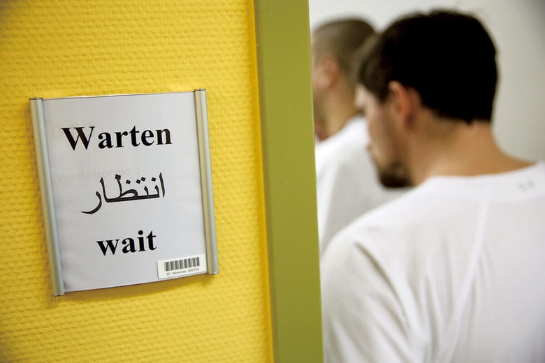 ドイツの難民外来診療所の「待機室」には3カ国語で書かれた案内が　JAN WOITASｰPICTURE ALLIANCE/GETTY IMAGES