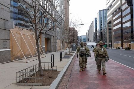 バイデン米新大統領の就任式が行われた２０日、首都ワシントンでは州兵など２万５０００人以上を動員して厳戒態勢が敷かれ、大統領就任を祝福する市民らの姿が見られない異例の式典となった（２０２１年　ロイター/ANDREW KELLY）