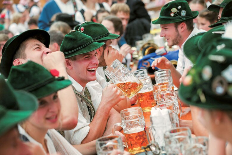 ビールは異常気象の影響を受けやすい（ドイツのビールの祭典オクトーバーフェスト）　SEAN GALLUP/GETTY IMAGES
