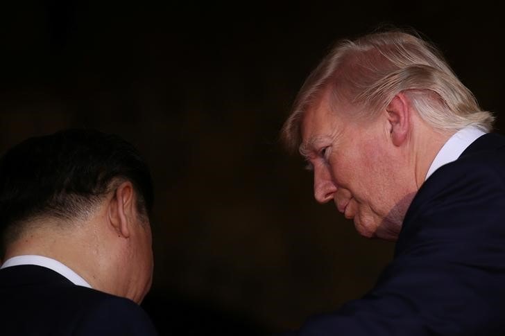 ４月１３日、トランプ米大統領は、北朝鮮は「今後対処される」問題との認識を示した。写真はトランプ氏と中国の習近平国家主席。フロリダ州で６日撮影（２０１７年　ロイター／Carlos Barria）