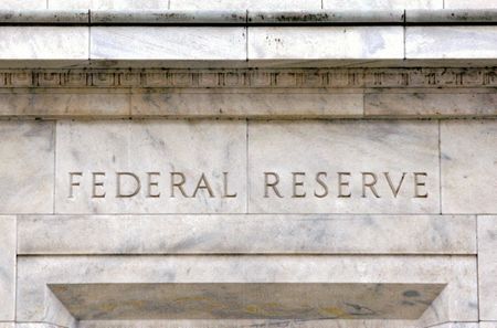米連邦準備理事会（ＦＲＢ）のパウエル議長は３日、経済の強さと最近のインフレの高さを踏まえると、ＦＲＢには初の利下げについて検討する時間があると改めて述べた。 ２００８年３月撮影（２０２４年　ロイター/Jason Reed）